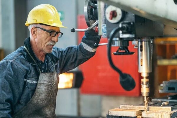 بازنشستگان در صف متقاضیان کار / ساعت‌ها کار اجباری برای فرار از فقر