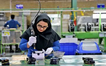 «زنان کارگر» قربانی بحران‌های اقتصادی/بیداد تبعیض مزدی در بازار کار 
