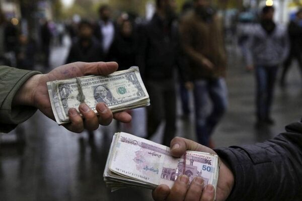 با ادامه وضعیت بازار ارز، فروپاشی اقتصادی نزدیک است