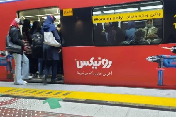 ۸۵ میلیون تومان فقط هزینه تبلیغات بر روی دستگیره مترو