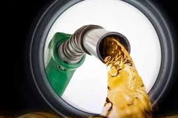 کاهش ۲۵هزار میلیاردی بودجه واردات بنزین/ احتمال گرانی بنزین در سال ۱۴۰۴