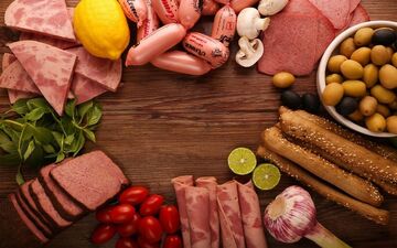 روایتی از علت دو بار افزایش نرخ سوسیس و کالباس در سال جاری