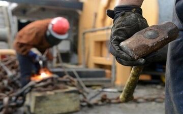 دست دولت در جیب کارگران/ جبران کسری بودجه با حذف یارانه 