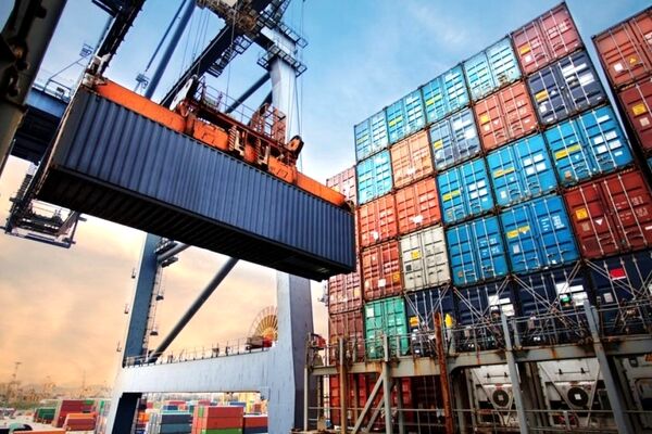 انتظار صادرکنندگان از دولت چهاردهم/ تاجران سهمی از پیمان‌های پولی ندارند