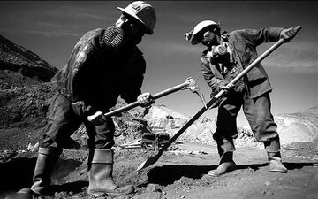 حقوق یک ماه کارگران معادل یک گرم طلا/تصویر تلخ دستمزد ناچیز