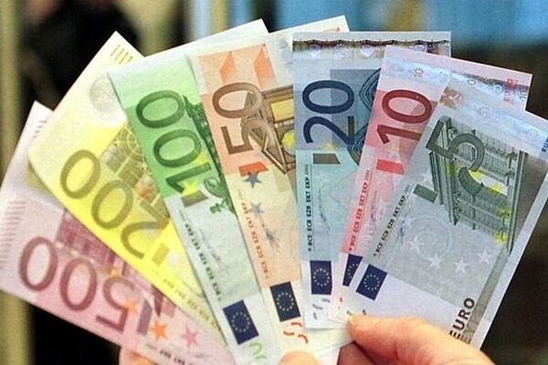 چند درصد واردات و صادرات اتحادیه اروپا فقط با یورو و دلار انجام می‌شود؟