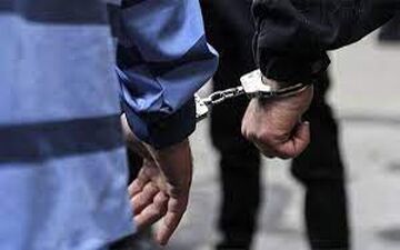 بعضی صندوقها قفل نداشت و با نوارچسب بسته شده بود