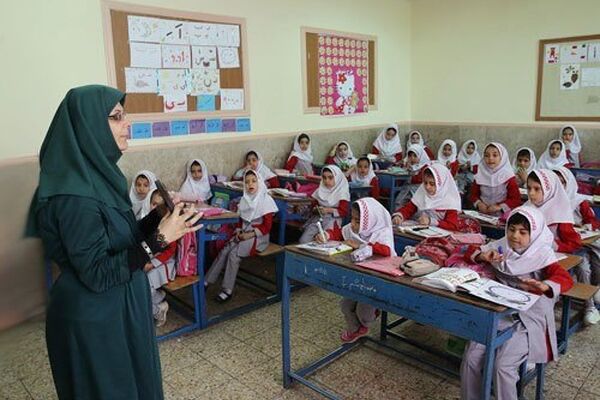 کدام گروه از معلمان هر ۳ماه یکبار حقوق می‌گیرند؟