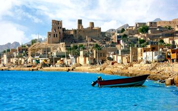پاکسازی ساحل سیراف توسط کارکنان پالایشگاه فجر جم