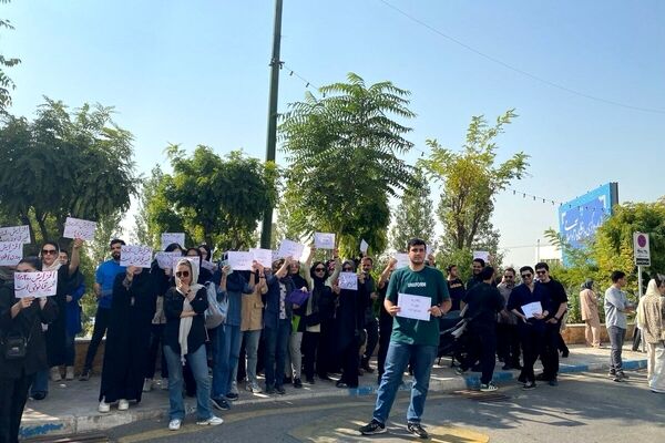 علت تجمع دانشجویان دانشگاه آزاد مقابل مجلس چیست؟