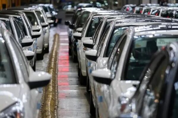 توقف فروش خودروهای وارداتی/بلاتکلیفی تعرفه واردات 