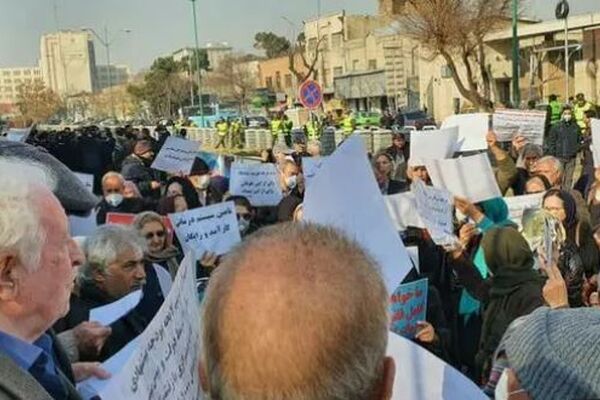 تجمع اعتراضی فرهنگیان بازنشسته مقابل پاستور/انتظار ۱۵ماهه برای دریافت پاداش پایان خدمت 