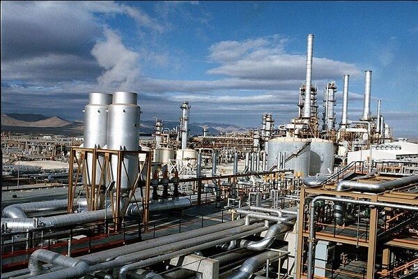 روایت وزیر اقتصاد از علت عقب‌نشینی بزرگ دولت در نرخ خوراک پتروشیمی‌ها
