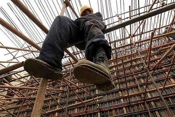 قانون بیمه کارگران ساختمانی زیر آور بی‌اعتنایی در اجرا / هنوز کسی را بیمه نکرده‌اند