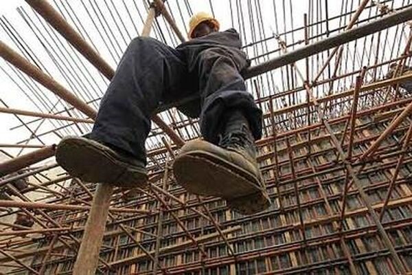قانون بیمه کارگران ساختمانی زیر آور بی‌اعتنایی در اجرا / هنوز کسی را بیمه نکرده‌اند