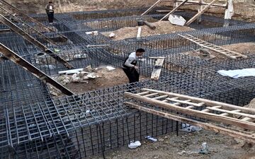 شوک حذف ارز نیمایی بر دستمزد کارگران/  سبد معیشت در مذاکرات مزدی با ارز آزاد تعیین می‌شود؟ 
