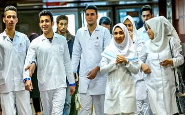 نماینده سابق مجلس: سالانه 10هزار کادر پزشکی از کشور مهاجرت می‌کنند
