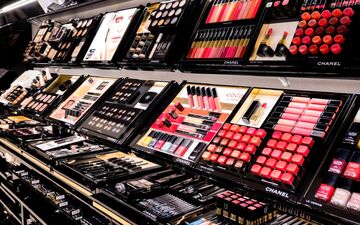 در بازار محصولات آرایشی و بهداشتی چه می‌گذرد؟ / از فروش کالاهای قاچاق در بازار آفلاین تا رشد ۵برابری محصولات مراقبتی +جدول 