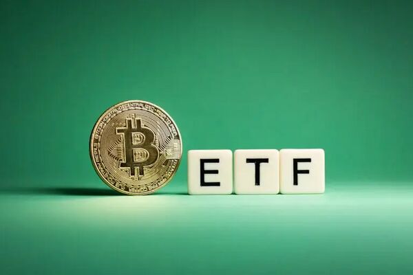 یافته های نظرسنجی درباره احتمال تایید ETF بیت‌کوین