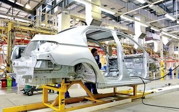 انباشت خودروهای ناقص در پارکینگ‌های خودروسازان