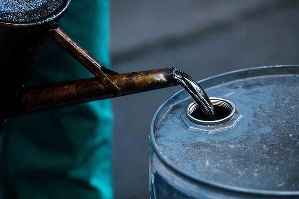 مدیرعامل شرکت ملی نفت ایران از عرضه نفت در بورس تهران خبر داد