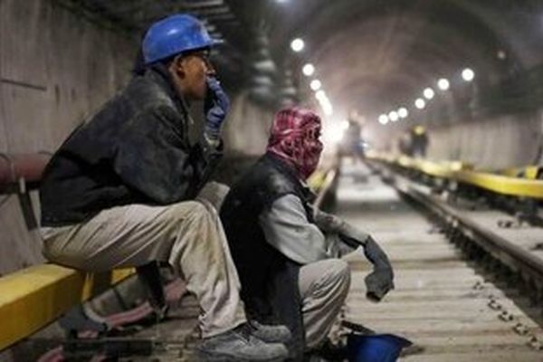 دستمزد عادلانه کارگران همچنان دور از دسترس / دولت‌ها موضوع مزد را سیاسی کرده‌اند
